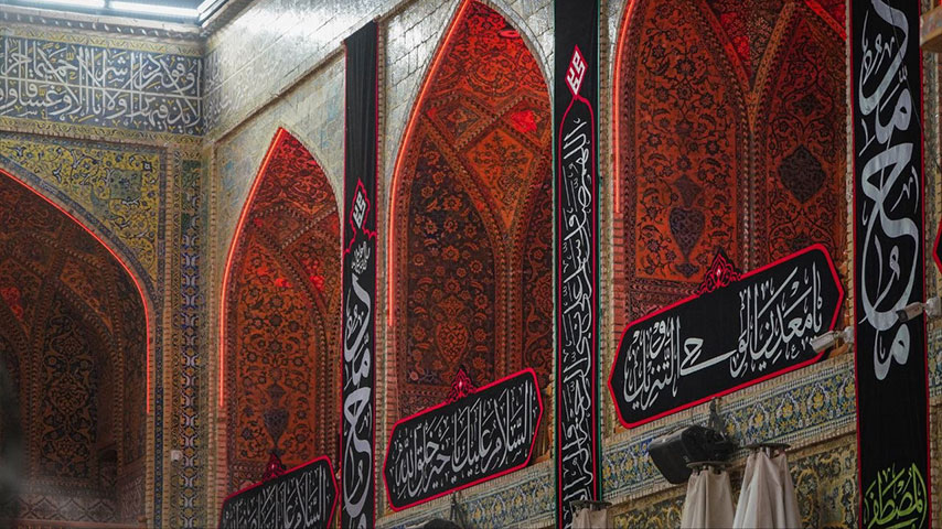 أروقة العتبة العلوية في النجف الأشرف مزينة برايات الحزن استعداداً لإحياء ذكرى وفاة النبي محمد