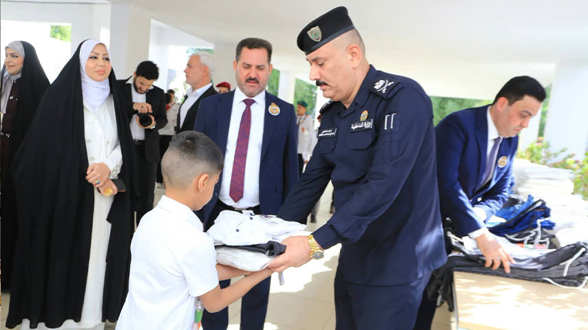 توزيع المستلزمات المدرسية على طلبة مدارس الفرح للأيتام في النجف
