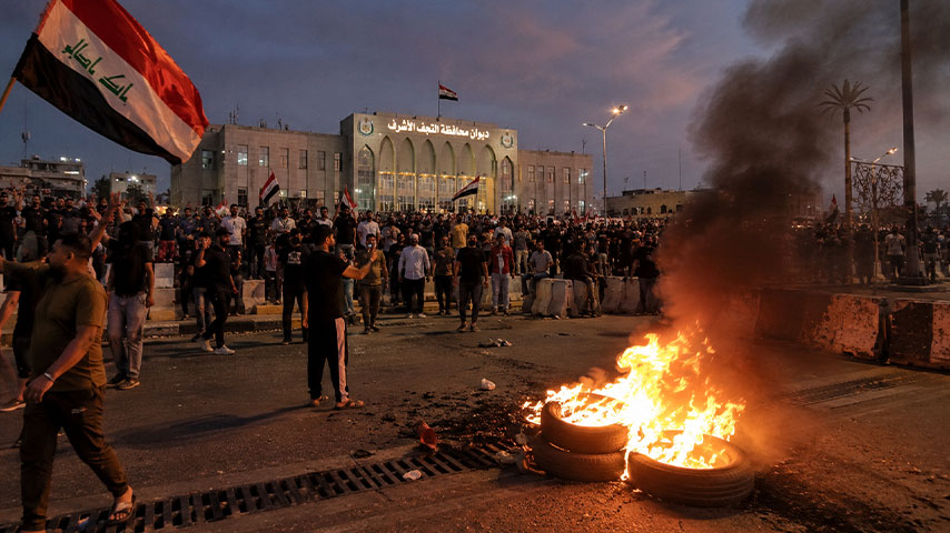 تجمّع العشرات من المحتجين أمام ديوان محافظة النجف احتجاجاً على تراجع ساعات تجهيز الكهرباء