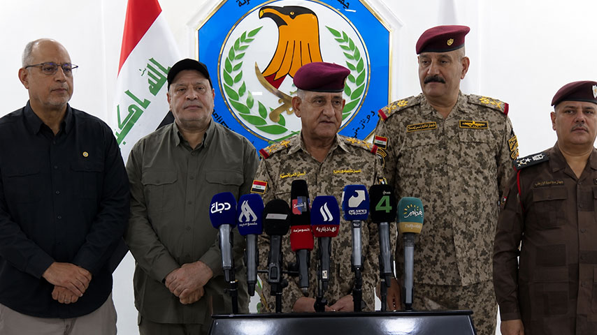الفريق أول الركن قيس المحمداوي، وعدد من القادة الأمنيين في مؤتمر صحفي في النجف الأشرف