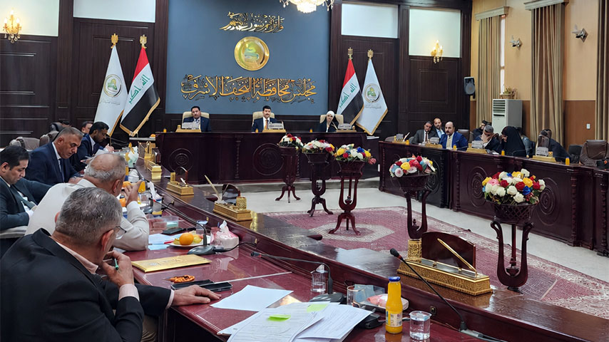 اجتماع رسمي داخل قاعة مجلس محافظة النجف الأشرف