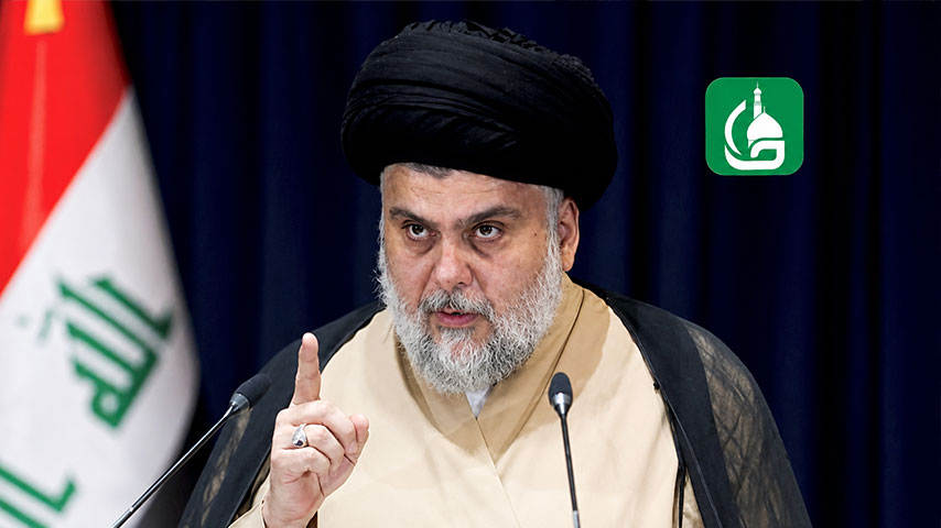 السيد مقتدى الصدر يتحدث أمام الميكروفونات وخلفه العلم العراقي خلال كلمة تتعلق بإغلاق مضيف آل الصدر في النجف الأشرف.
