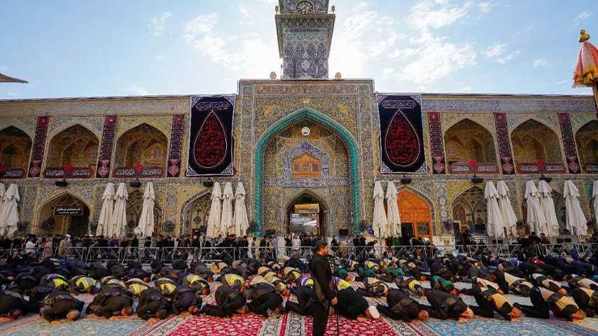 خدمُ أمير المؤمنين (عليه السلام) يؤدون سجدة الشكر في الصحن العلوي المطهر بعد اختتام موسم خدمة زائري الأربعين في النجف الأشرف.