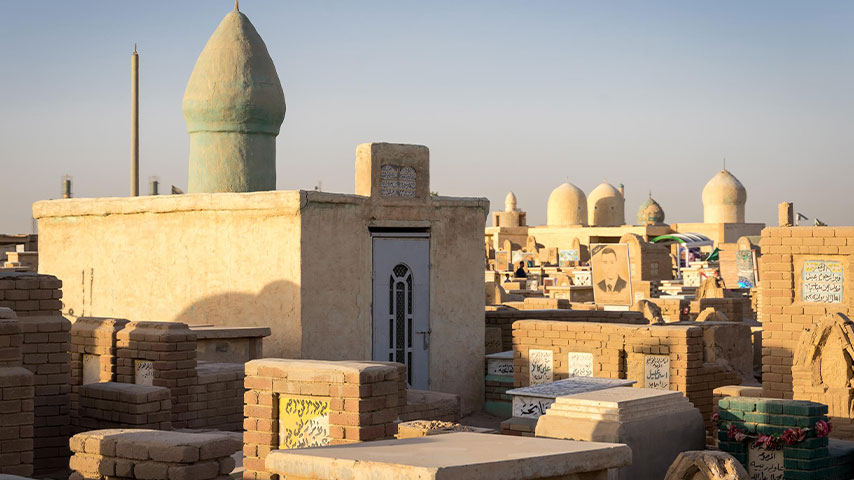 صورة لعدد من القبور والأضرحة القديمة داخل وادي السلام في النجف الأشرف، تظهر القباب الصغيرة وشواهد القبور المتنوعة وسط أجواء تعكس الطابع الديني والتاريخي للمكان.